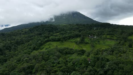 Luftbild,-Das-Sich-Nach-Rechts-Bewegt,-Regenwald-In-Costa-Rica,-Malerischer-Blick-Auf-Den-Arena-Vulkan,-Der-Im-Hintergrund-Mit-Wolken-Bedeckt-Ist