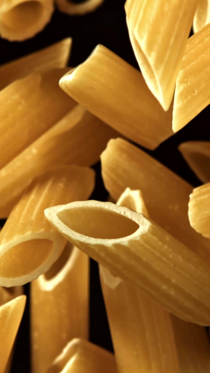 Primo piano al rallentatore di penne secche in caduta