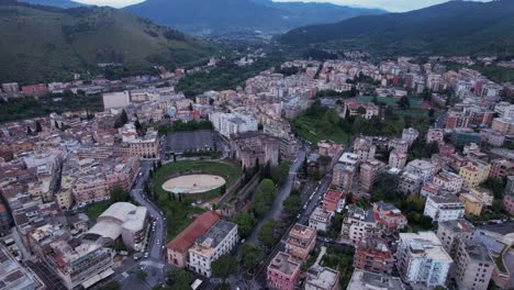 el castillo histórico de rocca pia en el centro de tivoli, desde el aire hacia