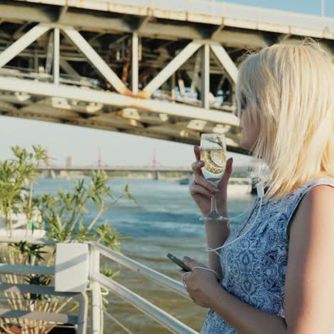 Eine-Frau-Mit-Champagner-An-Bord-Des-Schiffes