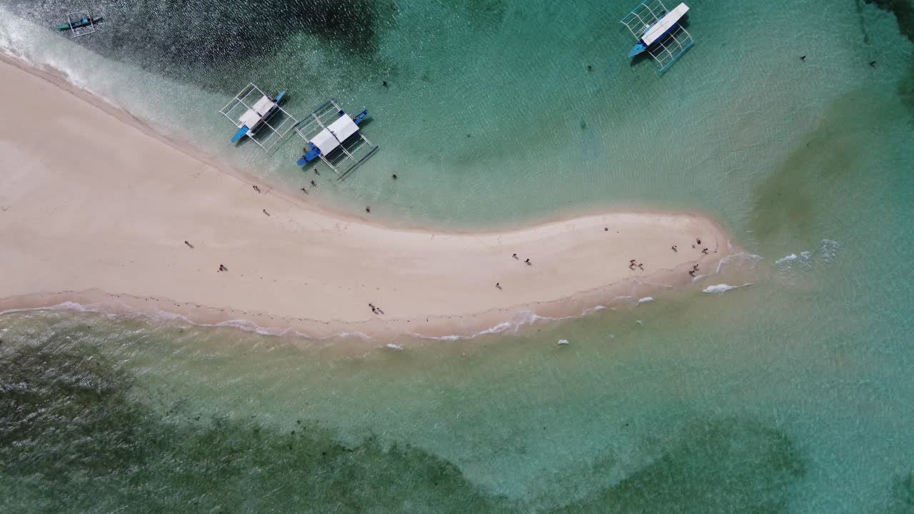열대  ⁇ 은 물 한가운데의 모래 언덕에 사람들과 관광 보트와 함께 코론의 ditaytayan 섬 모래 언덕