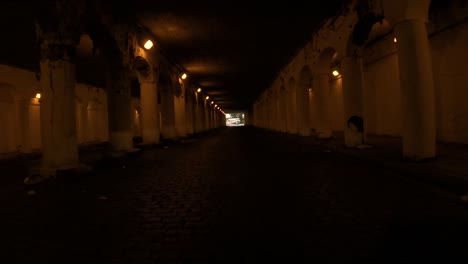 oscuro viejo túnel de luz baja conducción a través de 4k pov