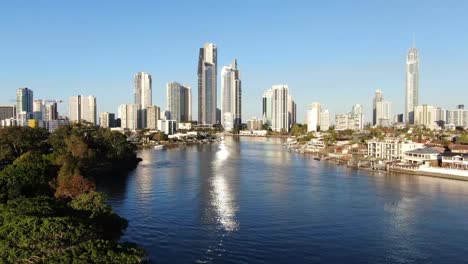 Toma-Ascendente-Del-Paraíso-De-Los-Surfistas-Acercándose-Al-Atardecer,-Con-Un-Hermoso-Reflejo-En-El-Agua