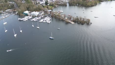 Vista-Aérea-Del-Puerto-Deportivo-Y-Veleros-Anclados,-Muelles-Acuáticos-Del-Puerto-Deportivo,-Windermere.