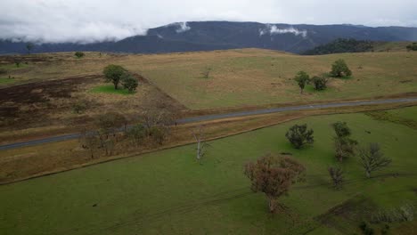 Vistas-Aéreas-Sobre-La-Región-De-Nueva-Gales-Del-Sur-Cerca-Del-Mirador-Conmemorativo-De-La-Nube-Del-Sur-En-Un-Día-Nublado