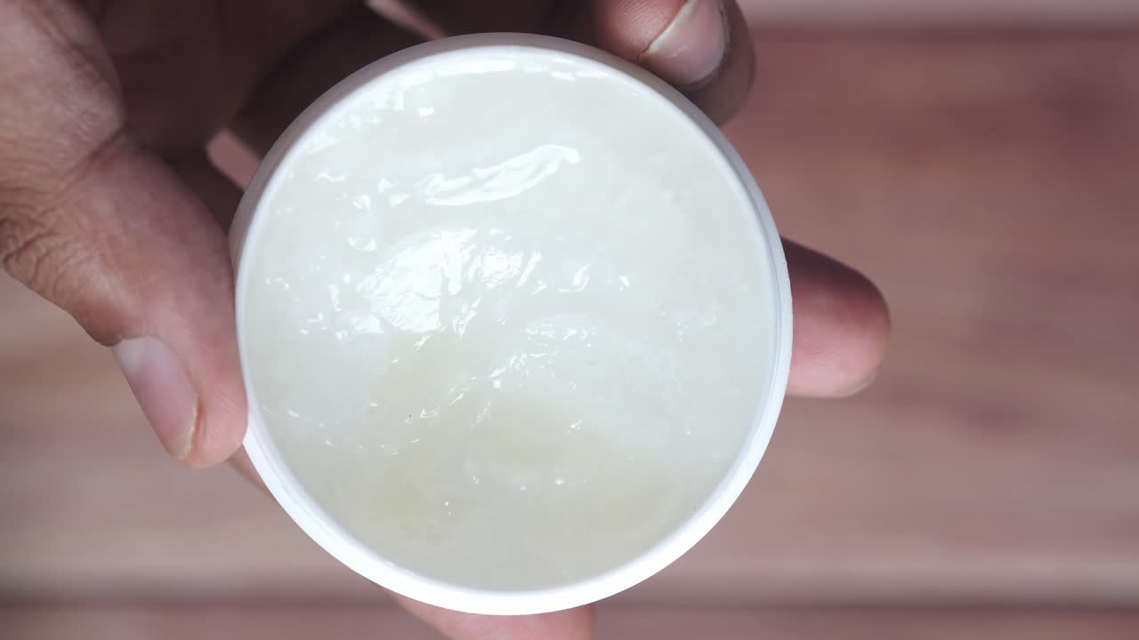 crema blanca en un recipiente pequeño