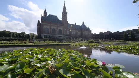 jardín del palacio de la paz, sede de la corte internacional de justicia bajo un día soleado y nublado de verano