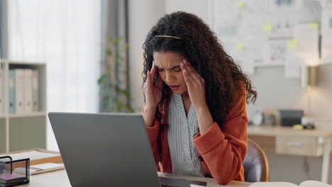 Frustrated-woman,-laptop-and-headache-in-mistake