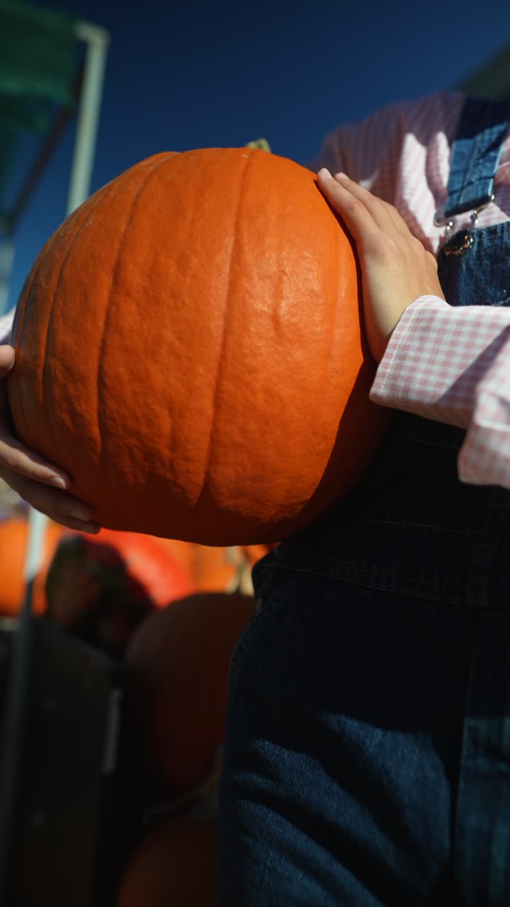 persona que sostiene una calabaza grande