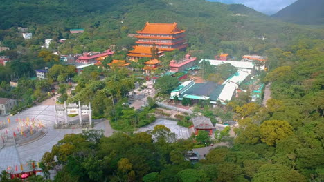 monasterio histórico de po lin en la meseta de ngong ping en la parte occidental de la isla de lantau, hong kong