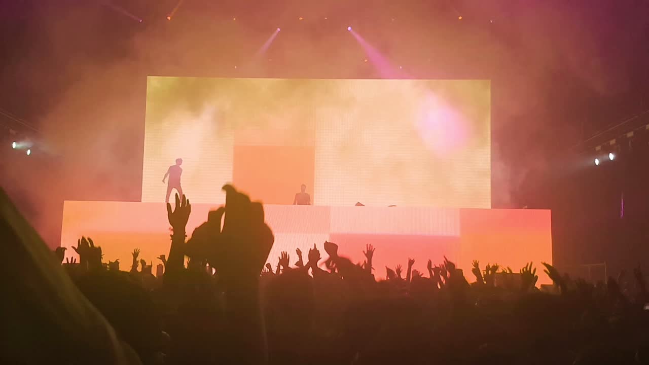 나이트 클럽 파티 콘서트에서 행복한 사람들이 춤을