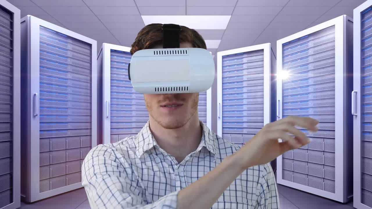 animación de un reloj moviéndose rápidamente sobre un hombre de negocios con auriculares vr por los servidores de la computadora en la sala de tecnología