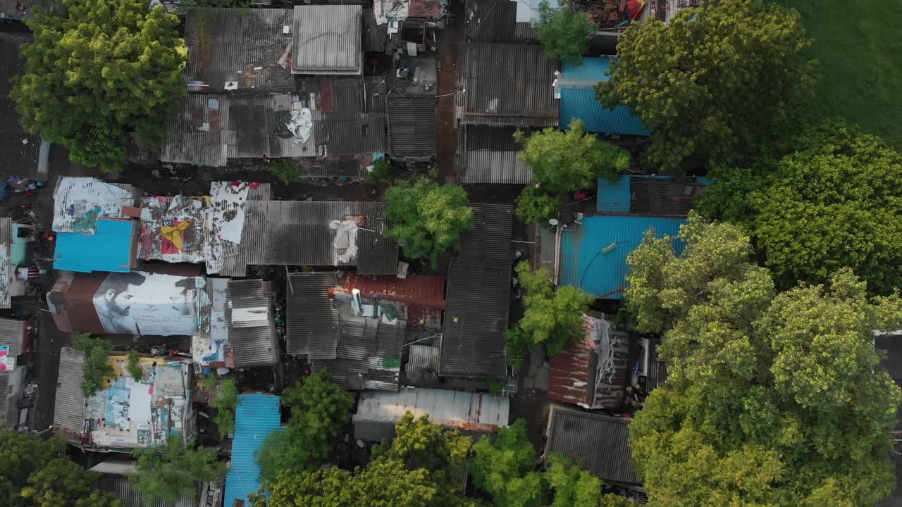 오래된 파괴된 주택 지역이 있는 가난한 교외의 오름차순 평면도
