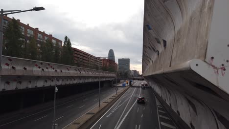 Panorámica-Dentro-De-La-Carretera-Gris-De-Hormigón-En-Barcelona,-España,-Tráfico-De-Coches