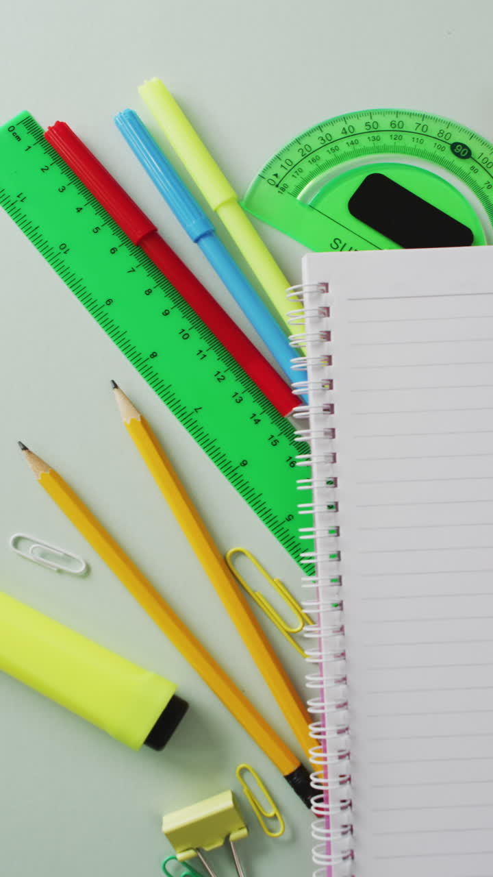 vídeo vertical de notas con espacio de copia y reglas en superficie gris