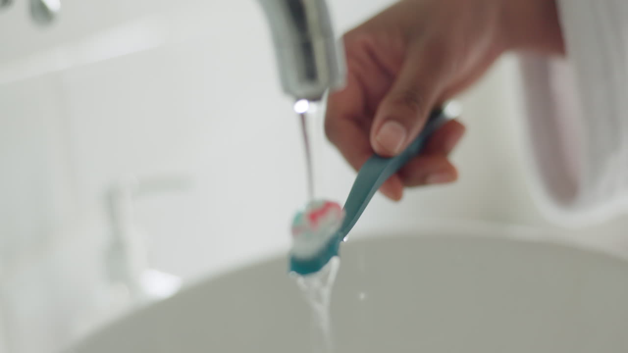 cuidado bucal, dental e higiénico con el cepillado de la mujer