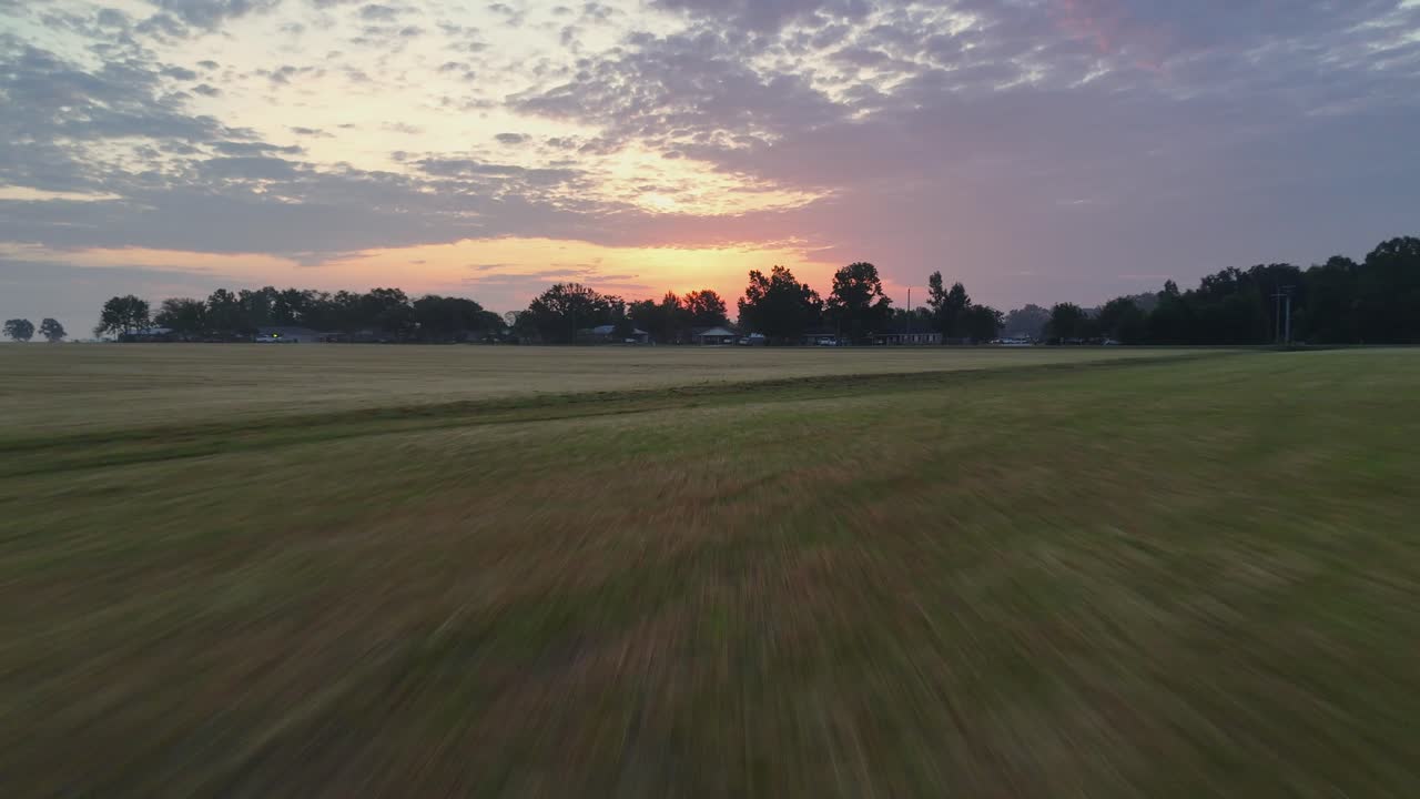 vista de aviones no tripulados de tierras de cultivo en la zona rural de alabama