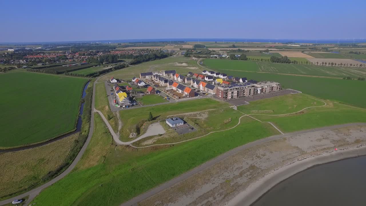네덜란드 크루이닝겐(kruiningen)의 바다 근처에 있는 새로운 동네의 공중 촬영