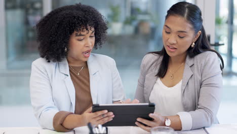 mujeres en el negocio, tableta y discusión de planificación