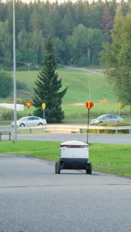 robot de entrega que transporta alimentos en un entorno semi-rural en una noche de verano