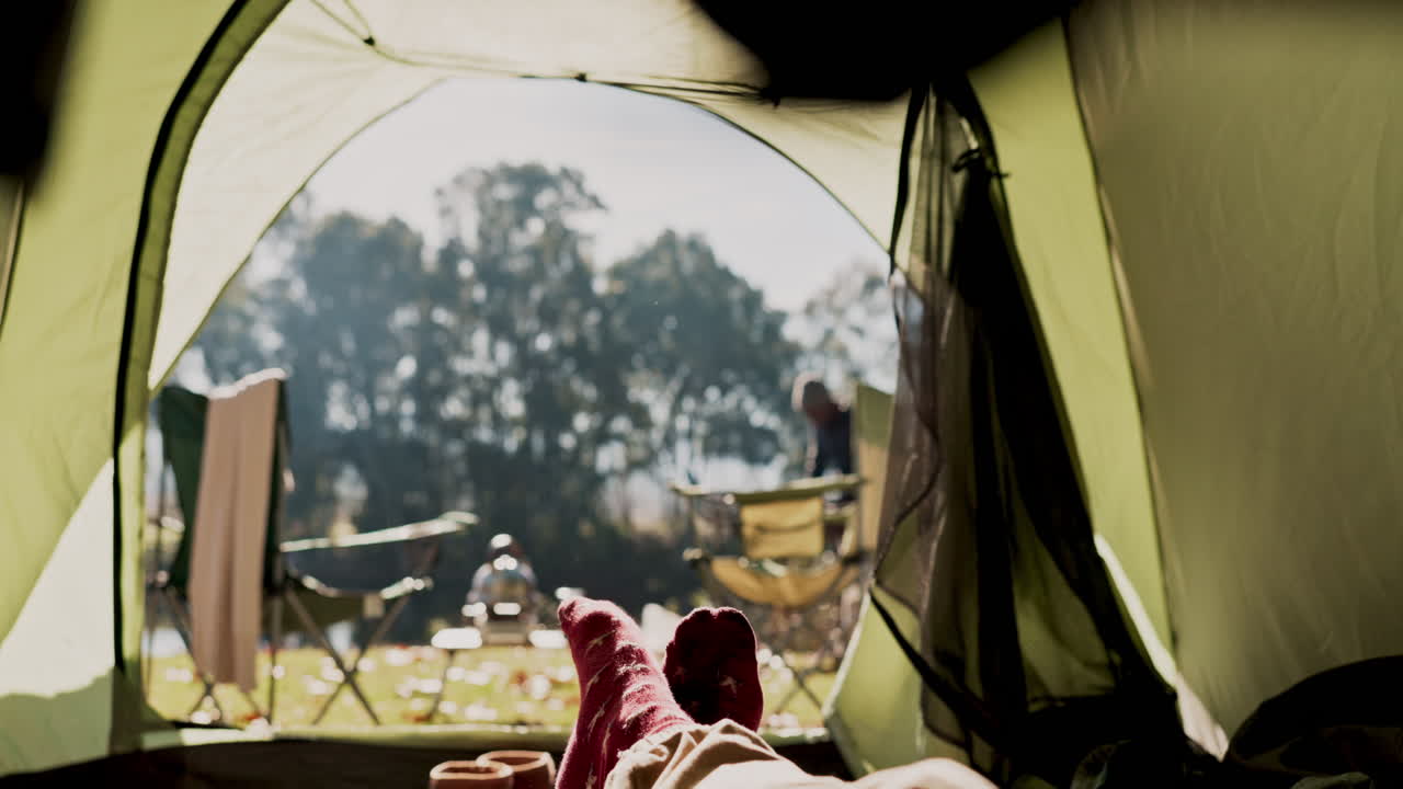 자연, 캠핑 텐트 및 사람의 발을 휴식