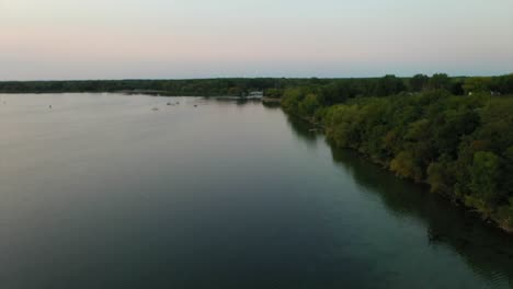 Hermoso-Vuelo-Aéreo-De-Drones-Sobre-Las-Verdes-Orillas-Del-Lago-Seneca-Nueva-York-Al-Atardecer-O-Hora-Mágica