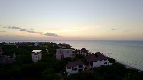 Vista-De-Dron-Del-Video-Del-Resort-Al-Atardecer-En-Malasia