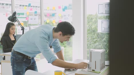 equipo de arquitectos creativos que trabajan juntos en un estudio de arquitectos