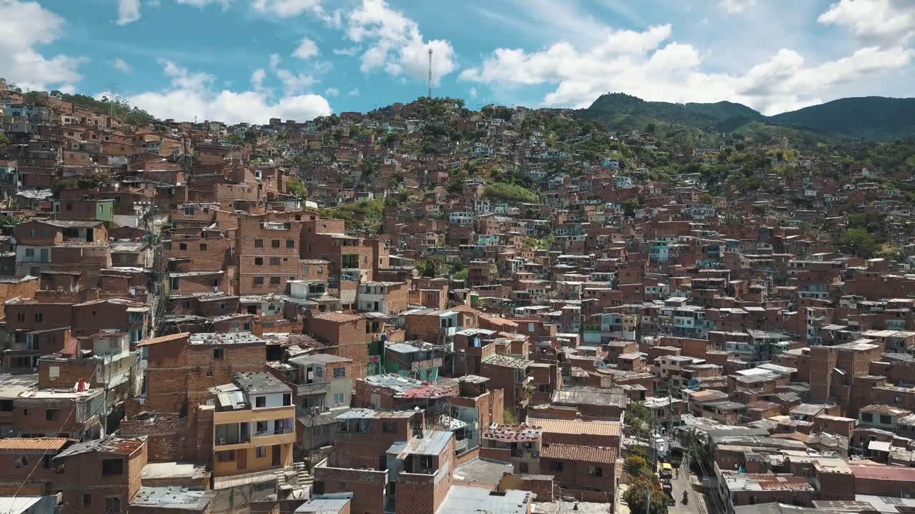 drone aéreo sobrevolando comuna 13 barrios marginales en el barrio de medellín, colombia, sudamérica