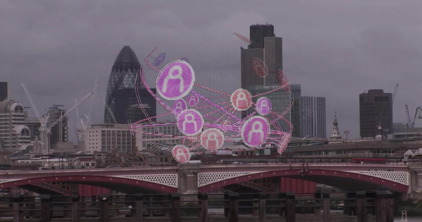 Inquadratura del Tamigi che rivela icone rosa che si collegano a un globo di rete rotante sopra il London Bridge