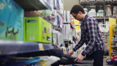 hombre comprando en una tienda