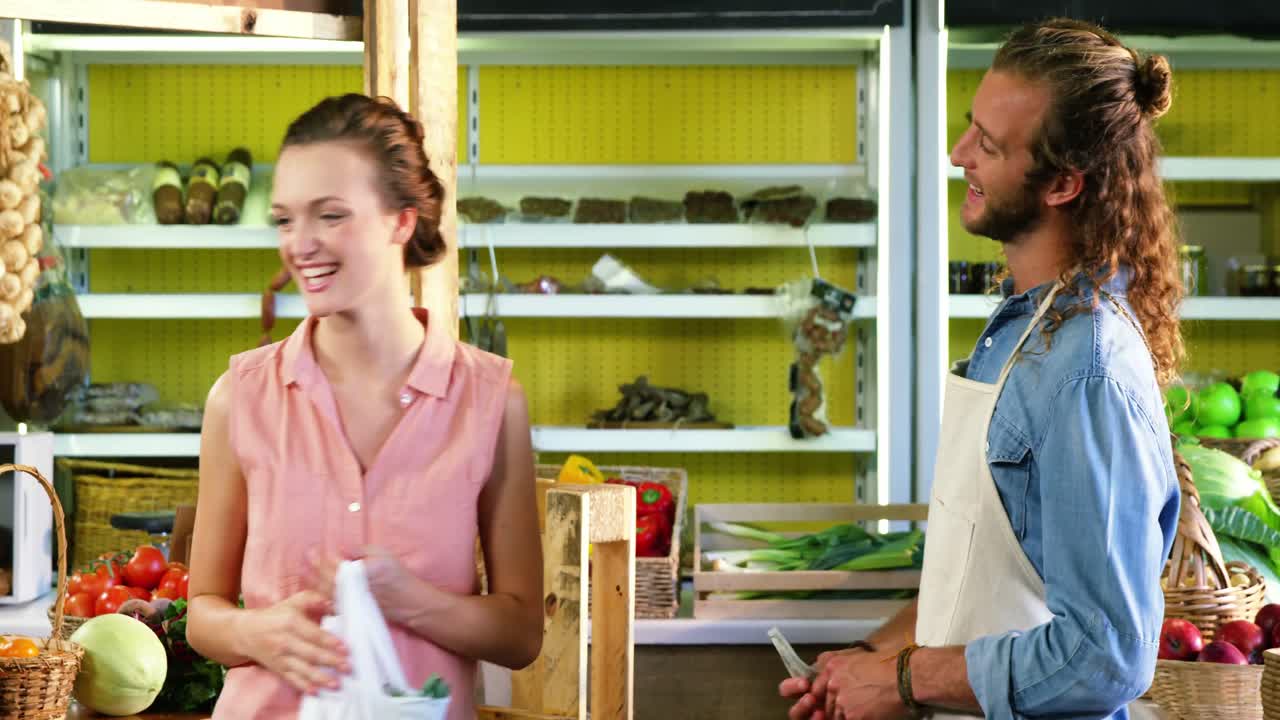 cliente que compra verduras en la sección orgánica