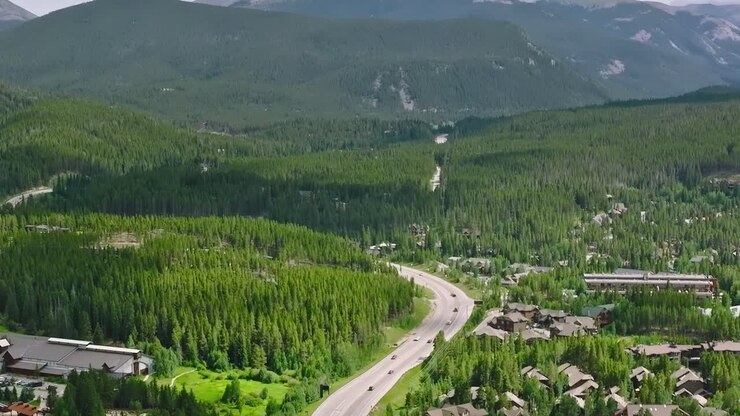 Attraversa il pittoresco paesaggio del Colorado con montagne e alberi