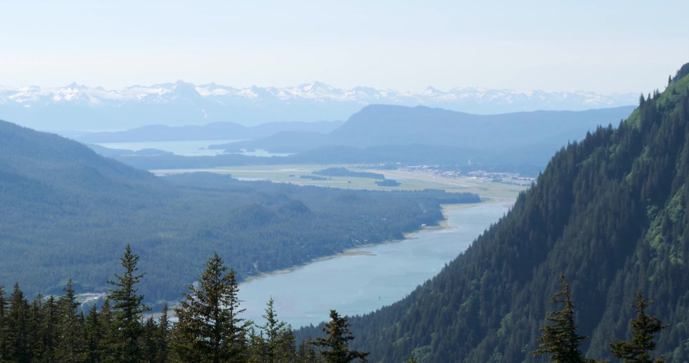 Splendida vista dal Monte Roberts sul canale di Gastineau e sull'aeroporto di Juneau. La catena montuosa Chilkat sullo sfondo.