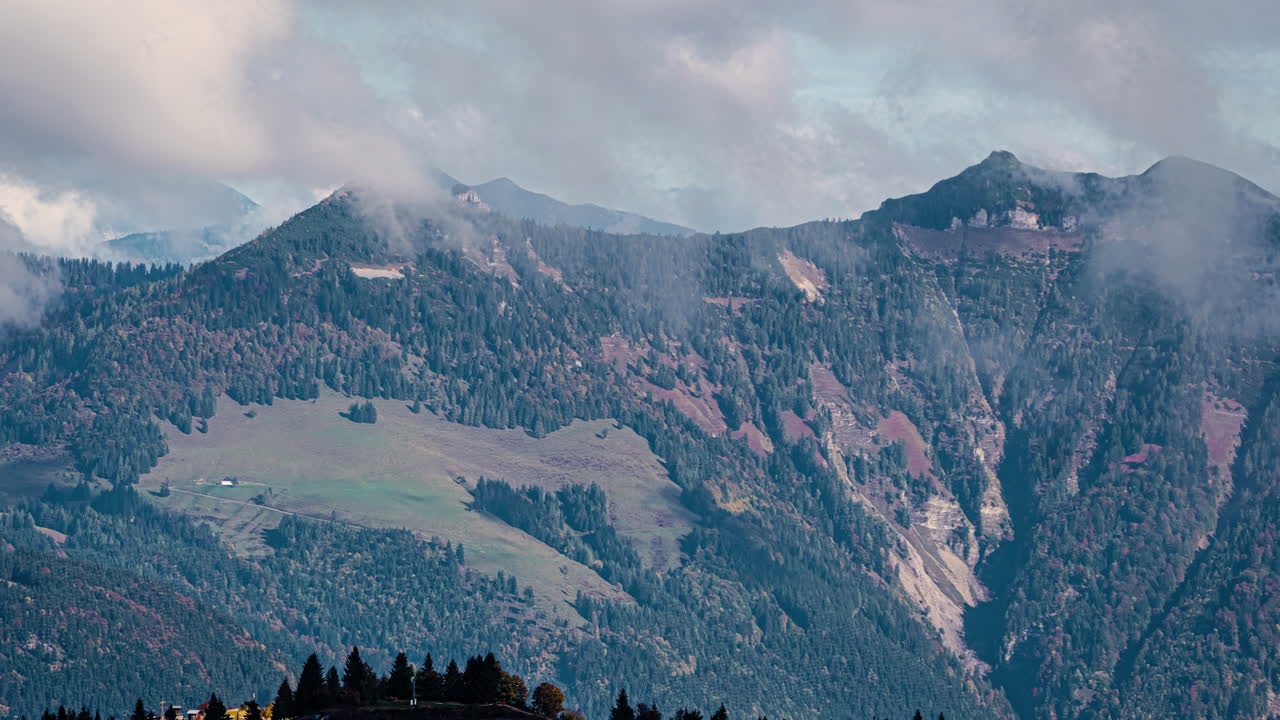 nubes bajas se levantan sobre las montañas de los alpes centrales austriacos.