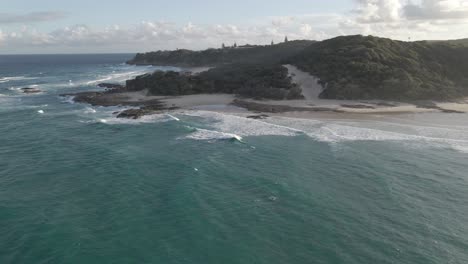 Ola-De-Mar-Azul-Salpicando-A-La-Orilla-En-La-Playa-De-Frenchman