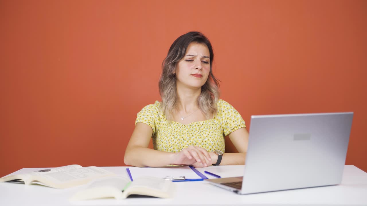 la mujer joven que mira la computadora portátil se frustra.