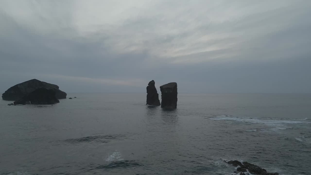 pilas frente a la playa de mosteiros en un día nublado, ponta delgada en la isla portuguesa de sao miguel en las azores