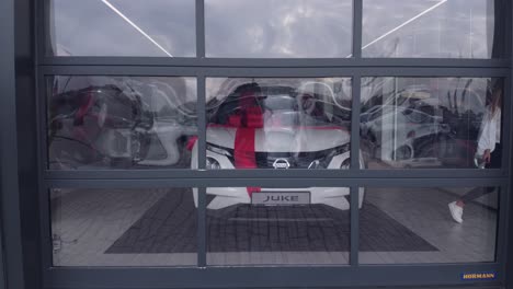 nuevo nissan juke en exhibición en la sala de exposiciones