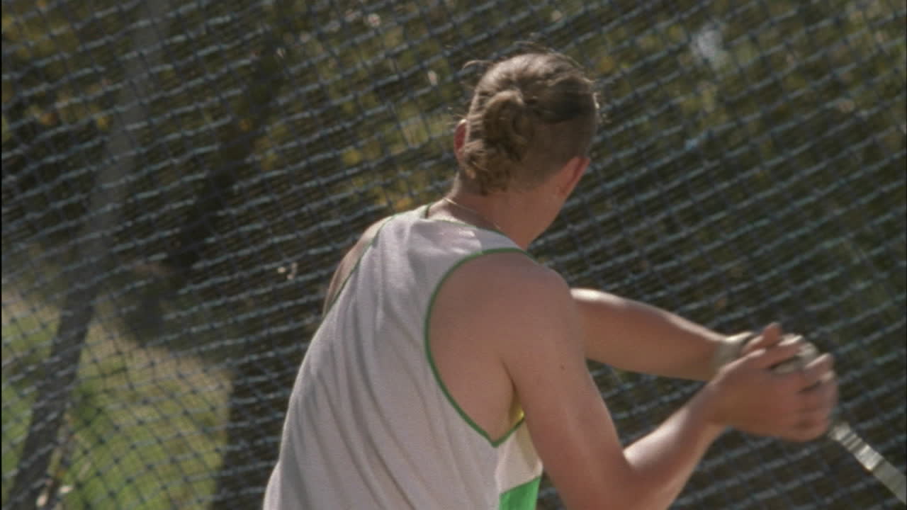 un joven lanza un disco