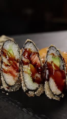rolos de sushi fritos y crujientes con salmón y aguacate