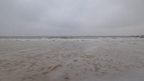 Strand-An-Der-Cape-Paterson-Bay,-Wellen-Kommen-Auf-Die-Kamera-Zu,-Bewegen-Sich-Von-Rechts-Nach-Links,-Grau-Bewölkt,-Australien,-Victoria