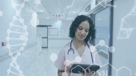 animación de la cadena de adn y procesamiento de datos médicos sobre una doctora biracial