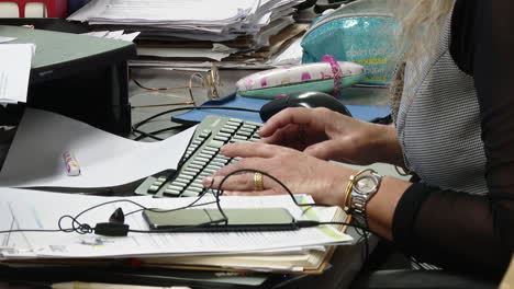 mujer trabajando en un escritorio