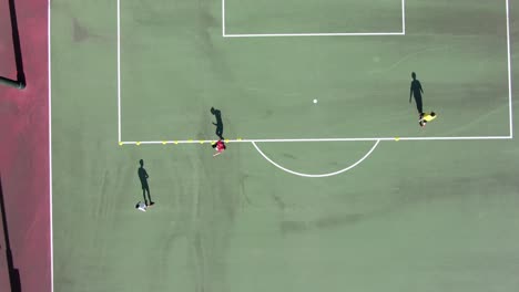 Jugador-De-Fútbol-Aficionado-Practicando-Movimiento-De-Slalom-Con-Una-Pelota-De-Fútbol,-Vista-Aérea