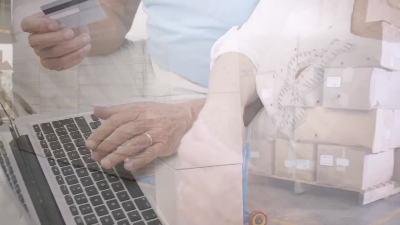 pareja de ancianos caucásicos en distanciamiento social comprando en línea en casa