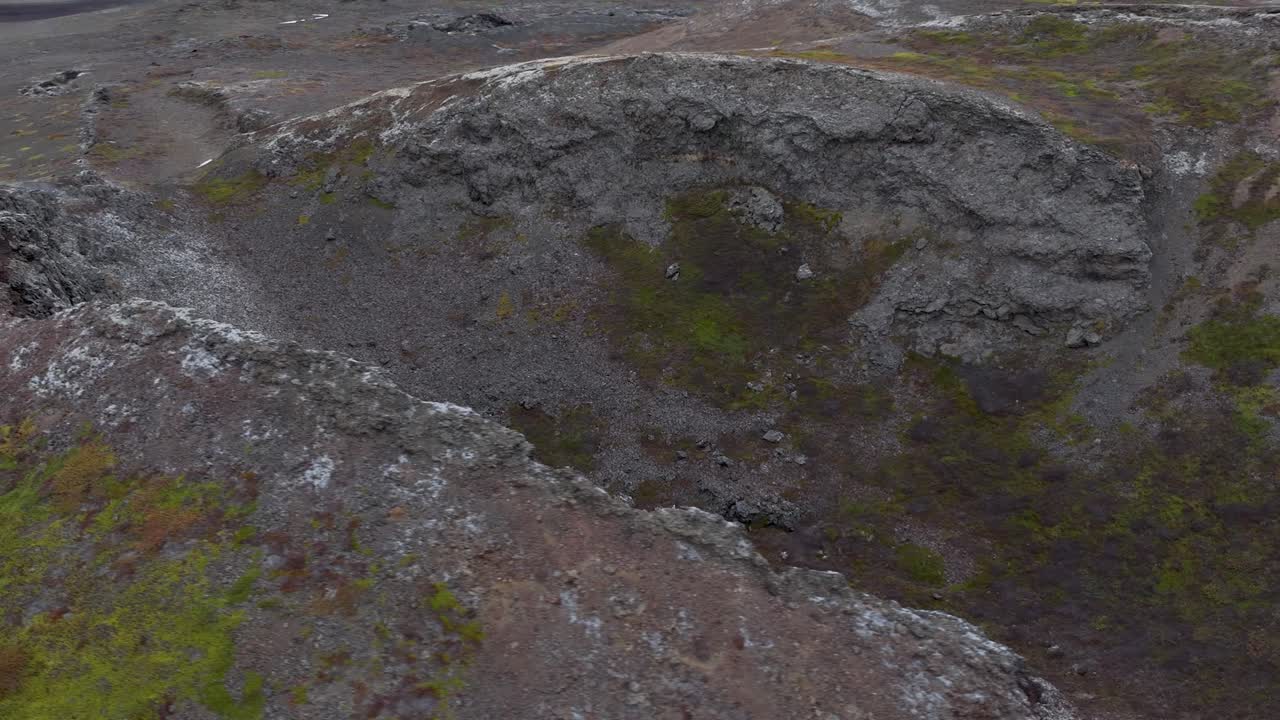 восхитительный вид на неизвестный вулкан, расположенный недалеко от миватна в рейкджахлиде, исландия, раскрывает захватывающий пейзаж черных и серых гор