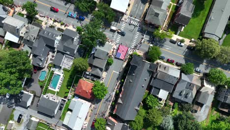 über-Einer-Stadt-Fliegen,-Während-Eine-Parade-Zum-Unabhängigkeitstag-Die-Hauptstraße-Hinaufzieht