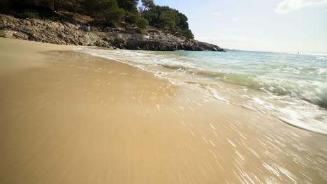 Amüsanter-Paradiesstrand-Calvia-Mallroca-Spanien-Kardanische-Aufnahme