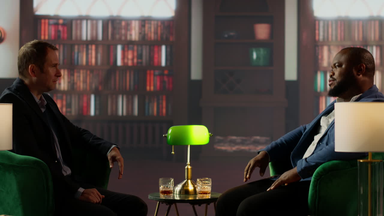 자신감 넘치는 은 돈의 상속자들은 사회 클럽에서 전략적 대화를 나누고 있습니다.